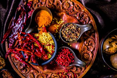 Üst manzara baharatları ve bitkiler ahşap masa için malzeme dekorasyonu