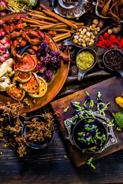 Üst manzara baharatları ve bitkiler ahşap masa için malzeme dekorasyonu