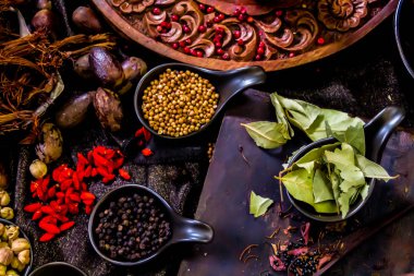 Üst manzara baharatları ve bitkiler ahşap masa için malzeme dekorasyonu