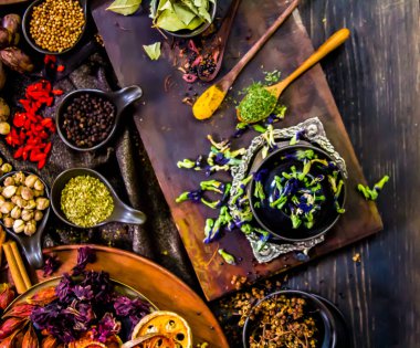 Üst manzara baharatları ve bitkiler ahşap masa için malzeme dekorasyonu