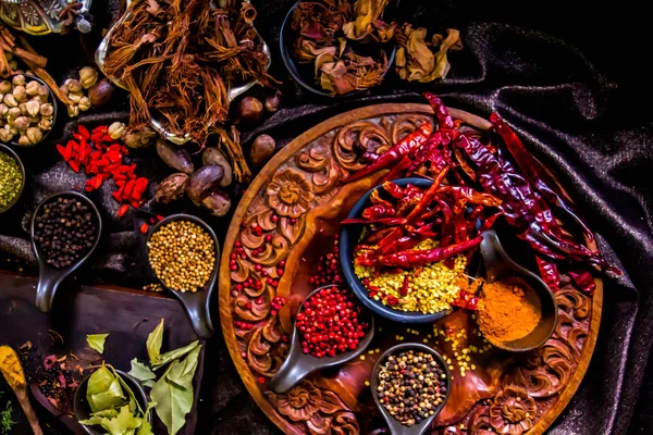 Top view specerijen en kruiden ingrediënt decoratie op houten tafel fo — Stockfoto