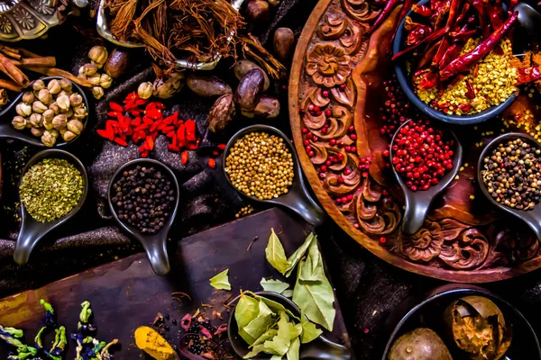 Top vista especiarias e ervas ingredientes decoração na mesa de madeira fo — Fotografia de Stock