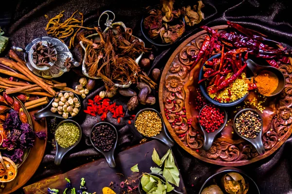 Üst manzara baharatları ve bitkiler ahşap masa için malzeme dekorasyonu — Stok fotoğraf