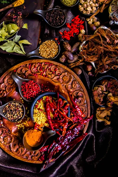 Top vista especiarias e ervas ingredientes decoração na mesa de madeira fo — Fotografia de Stock