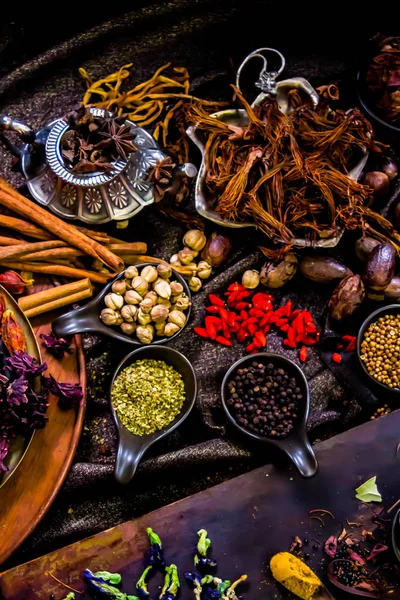 Top view fűszerek és fűszernövények összetevő dekoráció fa asztal fo — Stock Fotó