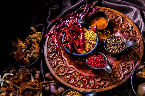 Top vista especiarias e ervas ingredientes decoração na mesa de madeira fo — Fotografia de Stock