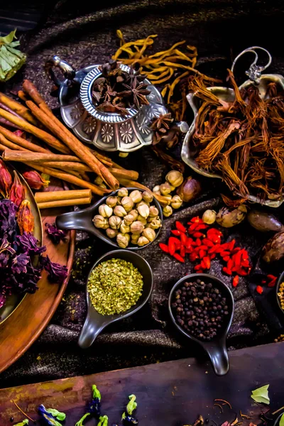 Top vue épices et herbes ingrédients décoration sur table en bois fo — Photo