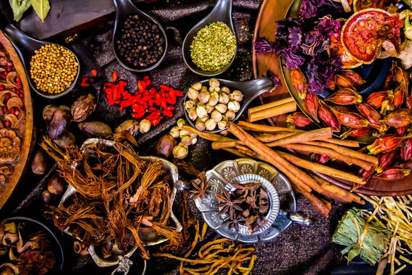 Top vista especiarias e ervas ingredientes decoração na mesa de madeira fo — Fotografia de Stock