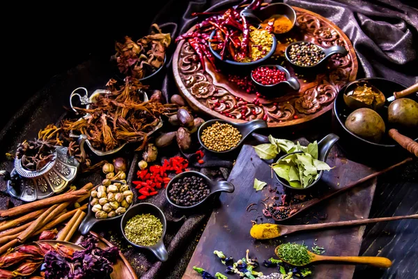 Top vista especiarias e ervas ingredientes decoração na mesa de madeira fo — Fotografia de Stock