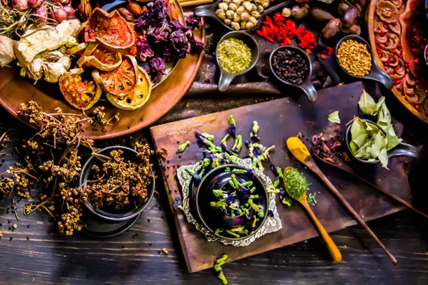 Top vista especiarias e ervas ingredientes decoração na mesa de madeira fo — Fotografia de Stock