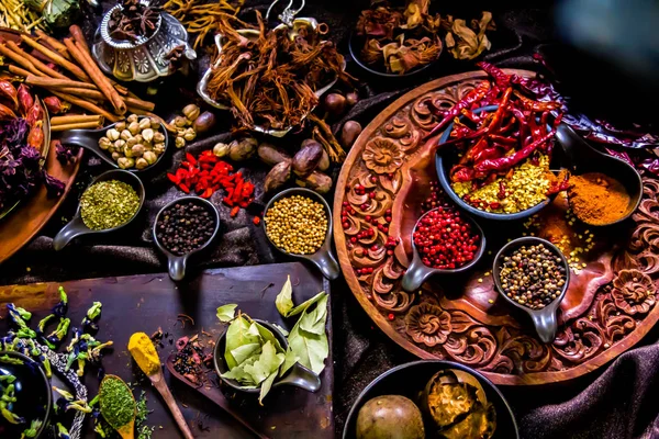 Top vista especiarias e ervas ingredientes decoração na mesa de madeira fo — Fotografia de Stock