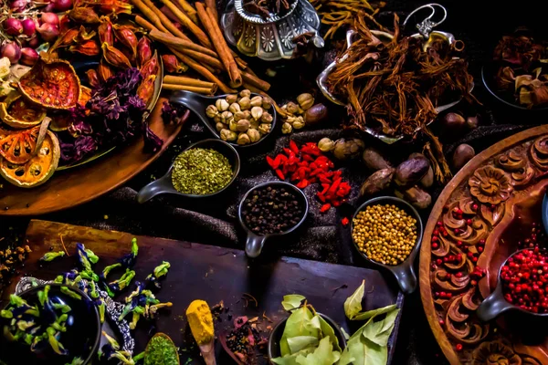 Üst manzara baharatları ve bitkiler ahşap masa için malzeme dekorasyonu — Stok fotoğraf