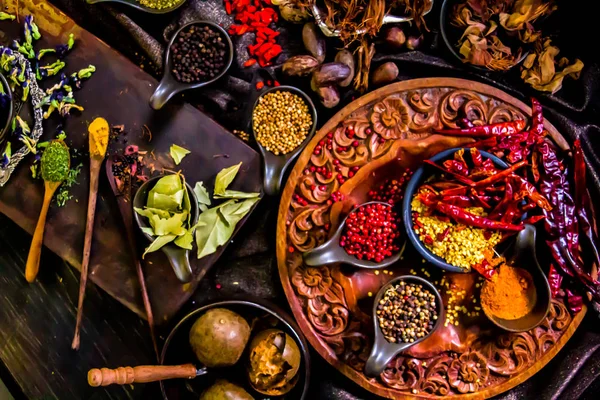 Ovanifrån kryddor och örter ingrediens dekoration på trä bord fo — Stockfoto