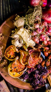 Üst manzara baharatları ve bitkiler ahşap masa için malzeme dekorasyonu