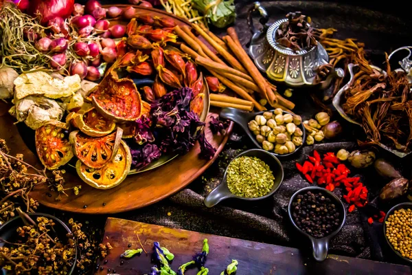 Top vista especiarias e ervas ingredientes decoração na mesa de madeira fo — Fotografia de Stock