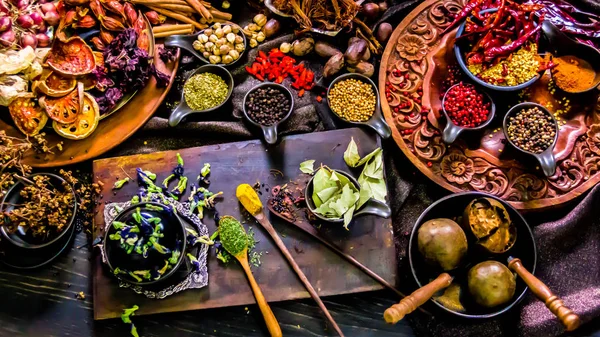 Top vista especiarias e ervas ingredientes decoração na mesa de madeira fo — Fotografia de Stock