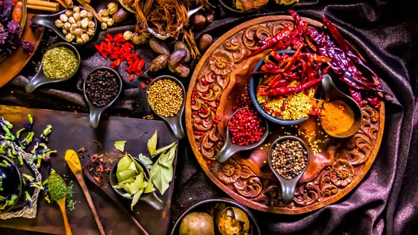 Top vista especiarias e ervas ingredientes decoração na mesa de madeira fo — Fotografia de Stock