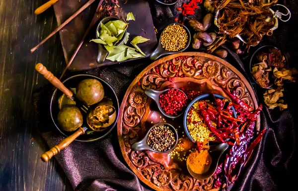 Top vista especiarias e ervas ingredientes decoração na mesa de madeira fo — Fotografia de Stock