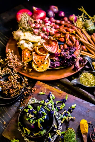 Κορυφή άποψη μπαχαρικά και βότανα διακόσμηση συστατικό σε ξύλινο τραπέζι fo — Φωτογραφία Αρχείου
