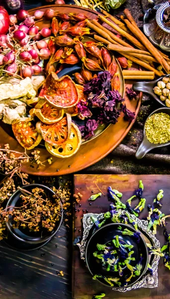 Top vista especiarias e ervas ingredientes decoração na mesa de madeira fo — Fotografia de Stock