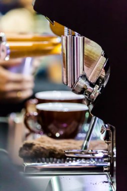 Espresso Machine 'in kahve makinesi yerel kahve dükkanında fincanlara taze kahve dolduruyor..
