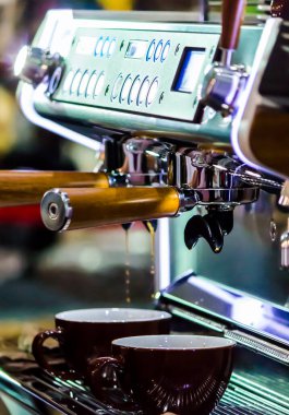 Espresso Machine 'in kahve makinesi yerel kahve dükkanında fincanlara taze kahve dolduruyor..