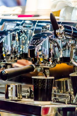 Espresso Machine 'in kahve makinesi yerel kahve dükkanında fincanlara taze kahve dolduruyor..