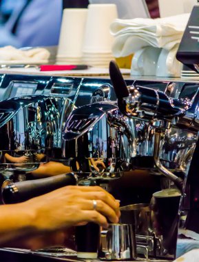 Espresso Machine 'in kahve makinesi yerel kahve dükkanında fincanlara taze kahve dolduruyor..