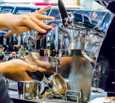 Espresso Machine 'in kahve makinesi yerel kahve dükkanında fincanlara taze kahve dolduruyor..