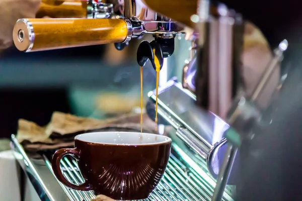 Vitrine Kaffeemaschine Von Espressomaschine Gießt Frischen Kaffee Tassen Lokalen Coffee Stockbild
