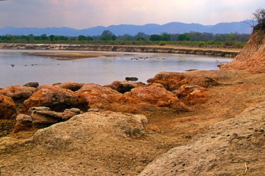 Luangwa Nehri 'nin akşam fotoğrafı, Güney Luangwa Ulusal Parkı sınırı. Fotograf. Su aygırlarıyla Afrika nehri..