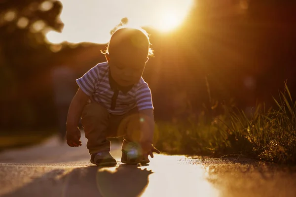 Baby pojke leker i parken — Stockfoto