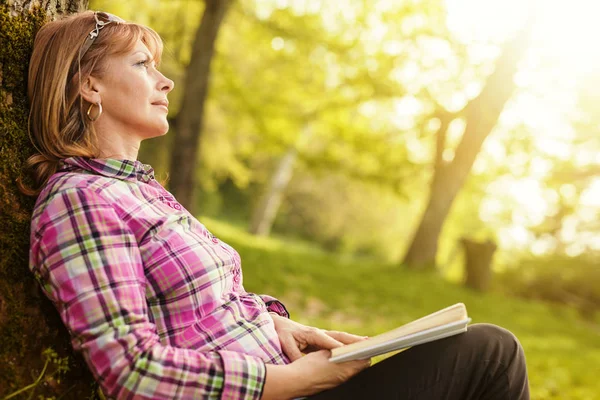 Mujer leyendo al aire libre —  Fotos de Stock