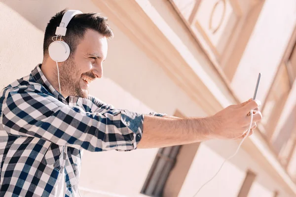 Hombre guapo con auriculares —  Fotos de Stock