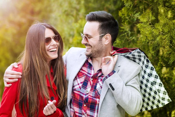 Junges glückliches Paar mit Einkaufstüten — Stockfoto