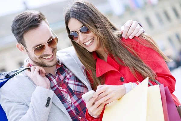 Primo piano di una coppia che si diverte a fare shopping insieme — Foto Stock