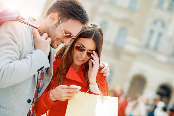 Jeune couple faisant du shopping dans la ville — Photo