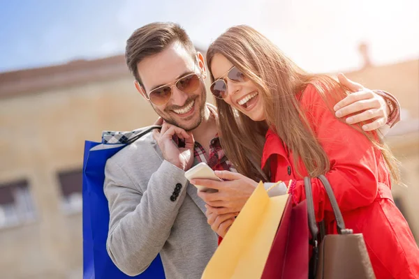 Casal alegre compras juntos na cidade — Fotografia de Stock