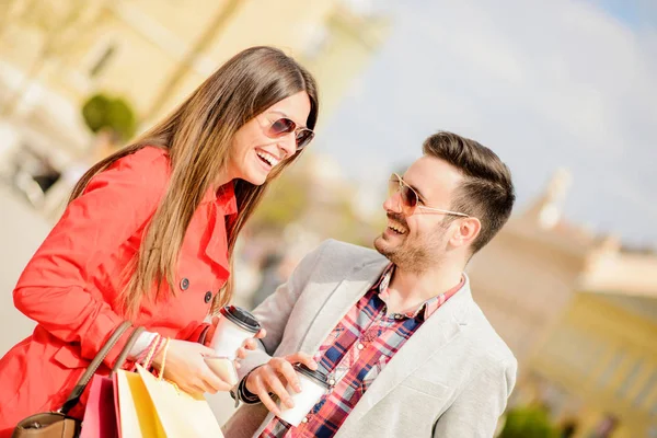 Paar beim Einkaufen — Stockfoto