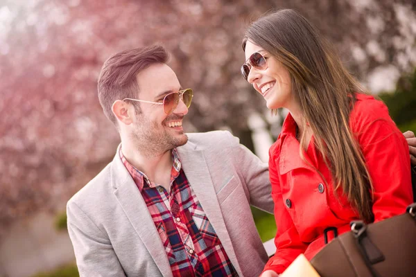 Casal na natureza — Fotografia de Stock