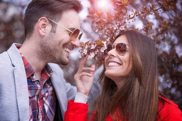 Casal na natureza — Fotografia de Stock