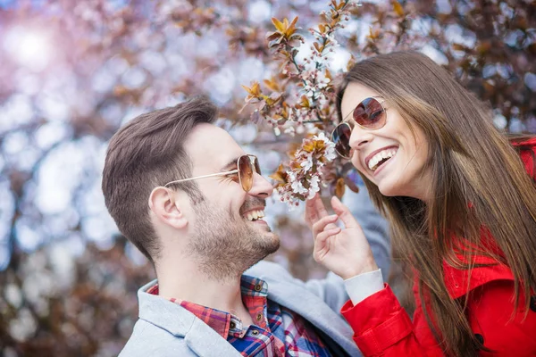 Casal feliz ao ar livre — Fotografia de Stock