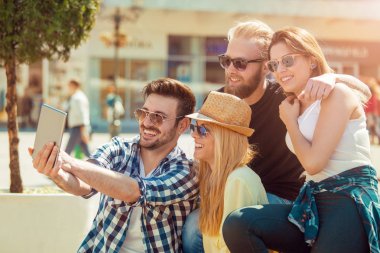 bir selfie alarak arkadaşlar 
