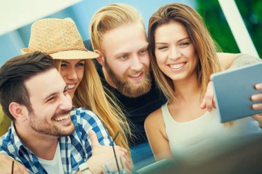 Bir selfie alarak arkadaş grubu