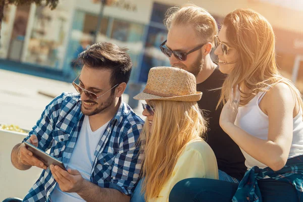 Arkadaşlar dijital tablet kullanarak — Stok fotoğraf