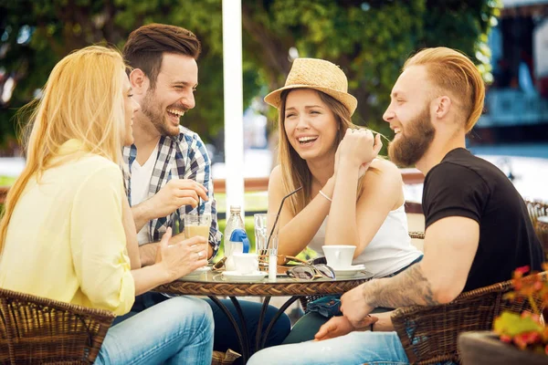 Vänner har kul på café — Stockfoto