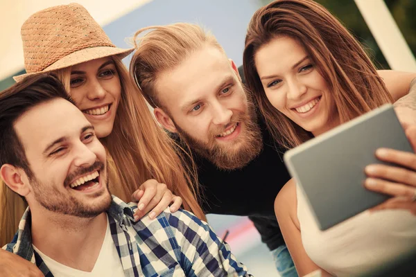 Selfie drôle avec des amis — Photo