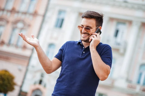 Jovem falando ao telefone — Fotografia de Stock