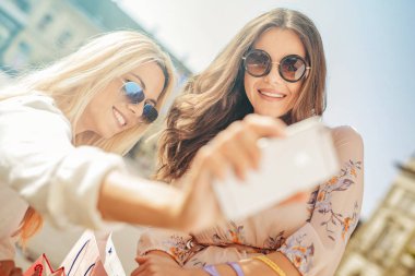 Arkadaşlar eğleniyor.