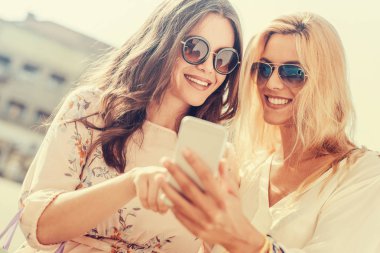 Arkadaşlar selfie çekiyor.